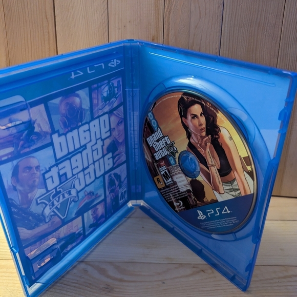 Grand Theft Auto V for PS4 - Blue Case Pre-owned - Picture 4 of 6